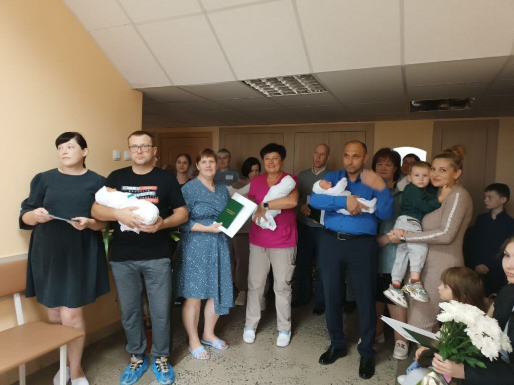 Торжественная выписка новорожденных