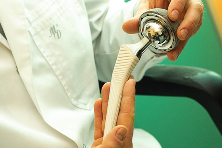 Проведении тотального эндопротезирования коленных и тазобедренных суставов